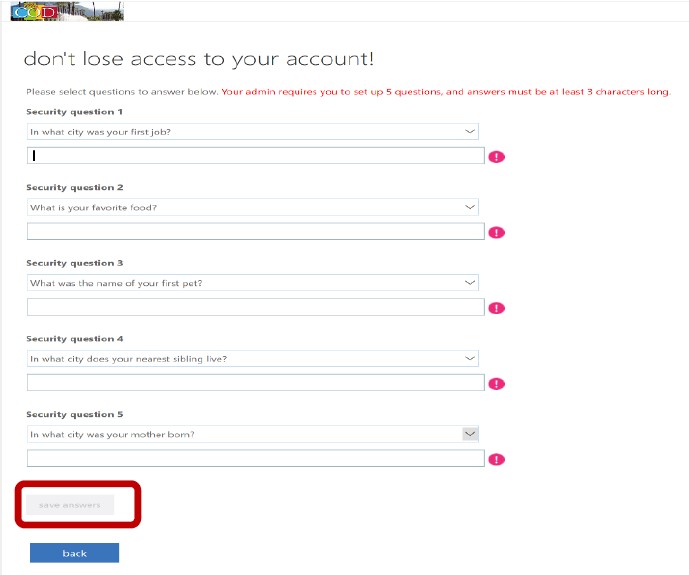 Página de configuración para las preguntas de seguridad. Cinco preguntas de seguridad diferentes enumeradas. Cuadro de texto para enviar respuestas debajo de cada pregunta. Cuadro rojo que resalta el botón Save Answers.
