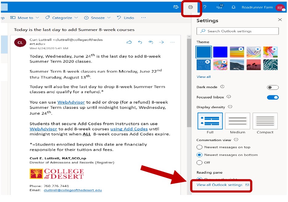 Página web de correo electrónico de Outlook. Cuadro rojo resaltado alrededor del icono de configuración. Flecha roja que apunta al enlace view all Outlook settings de Outlook.